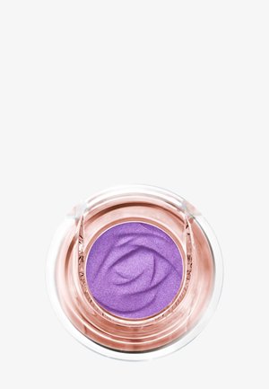 Lila Creme-Lidschatten in einem runden, klaren und rosegoldfarbenen Behälter mit einer glatten, geschwungenen Textur.