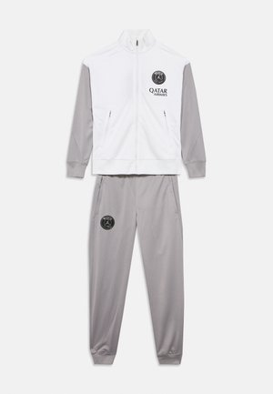 Valge dressipluus hallide varrukatega, millel on lukuga taskud ja logo. Hallid püksid taskutega ja logo reiel. Sile kangas.