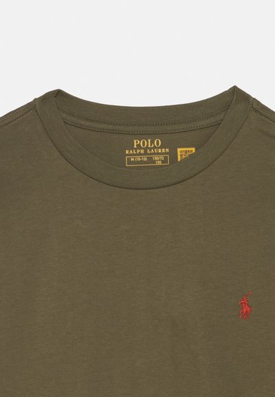 Πράσινο μπλουζάκι Polo Ralph Lauren σε ελιά με στρογγυλή λαιμόκοψη, ετικέτα μεσαίου μεγέθους και μικρό κόκκινο κεντητό λογότυπο παίκτη πόλο στο στήθος.