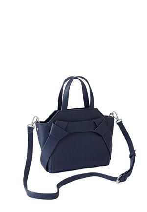 Sac en cuir navy avec une finition texturée, deux poignées supérieures et une bandoulière réglable. Présente des accents géométriques sur le devant.