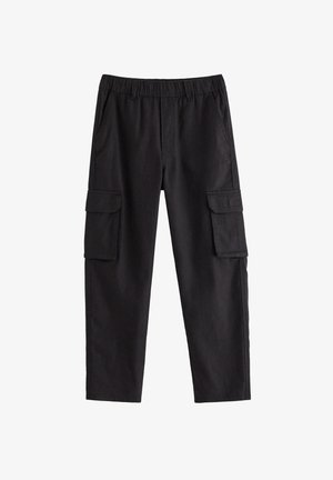 Sorte cargobukser lavet af stof med elastisk talje, lige ben, to sidelommer og to store påsatte lommer på lårene.