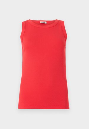 Červený bezramínkový top vyrobený z ribovaného materiálu, s kulatým výstřihem a přiléhavým střihem. Minimalistický design bez viditelných vzorů nebo akcentů.