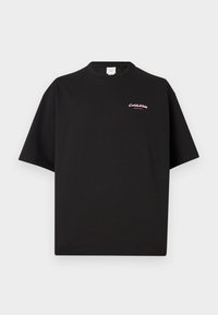 Fekete pamut póló, kerek nyakkivágással, rövid ujjakkal, bal mellen rózsaszín Calvin Klein logóval. Egyszerű design, laza szabás.