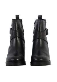 Botas negras de tobillo con un patrón texturizado de piel de serpiente, que presentan una correa con hebilla en la parte frontal y una lengüeta de sujeción en la parte posterior.