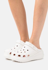 Crocs - CRUSH UNISEX - Dreváky - white Miniatúrny obrázok 1