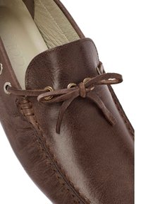 Mocasín de cuero marrón con un acabado suave, detalles de costura en contraste y ojales metálicos. Cuenta con un cordón atado en la parte delantera para un ajuste seguro.