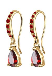 Boucles d'oreilles en ton or avec un pendentif en gemme rouge en forme de goutte d'eau, rehaussées de plus petits cristaux rouges le long du crochet. Finition lisse et design poli.