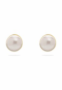 Ronde pareloorbellen met een zachte, glanzende witte afwerking, gezet in een dunne, goudkleurige metalen bezel. Eenvoudig en elegant ontwerp.
