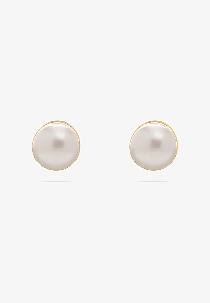 Ronde pareloorbellen met een zachte, glanzende witte afwerking, gezet in een dunne, goudkleurige metalen bezel. Eenvoudig en elegant ontwerp.