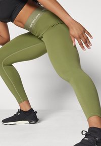 New Balance NB SLEEK HIGH RISE SPORT 25 - Leggings - dark olivine