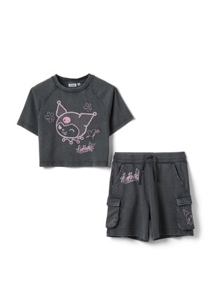 Donkergrijs cropped shirt met korte mouwen en bijpassende cargoshorts met roze cartoonfiguur- en bloemmotieven, en een trekkoord in de taille van de shorts.