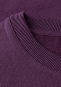 Fioletowa bluza z okrągłym dekoltem, z żeberkowym wykończeniem, miękką teksturą i gładką powierzchnią materiału z delikatnymi detalami krawieckimi.