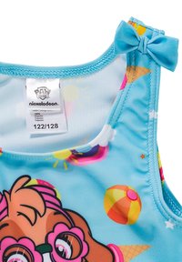 Costume da bagno per bambini in poliestere azzurro chiaro, con grafiche colorate di gelati, palle da spiaggia e personaggi. Include un accento a fiocco sulla tracolla.