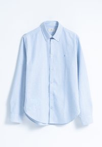 Camisa abotonada de color azul claro con rayas verticales blancas, que presenta un cuello extendido, mangas largas y un dobladillo redondeado. Logotipo sutil en el pecho.