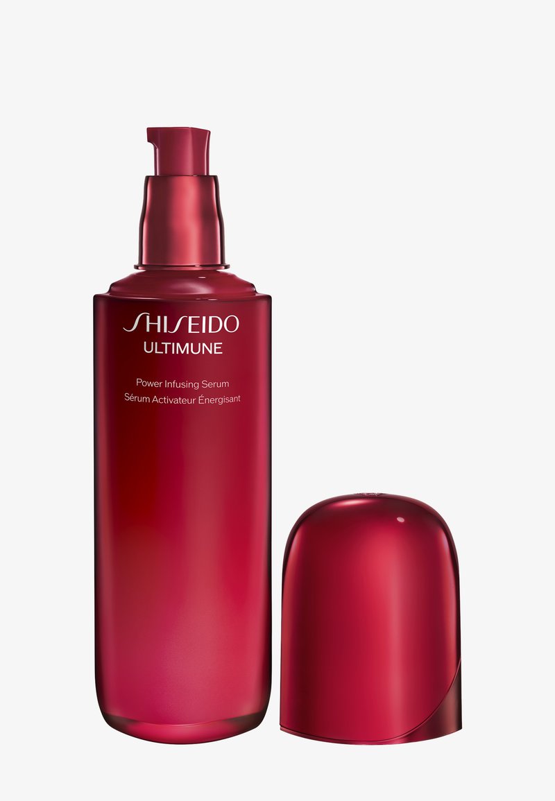 Botella de vidrio roja de serum potenciado Shiseido Ultimune, con dispensador de bomba y tapa redondeada. Textura lisa con el logo impreso.