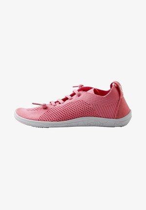 Zapatilla deportiva rosa con parte superior de punto texturizado y parte trasera suave, con cordones y suela de goma blanca flexible con patrones.