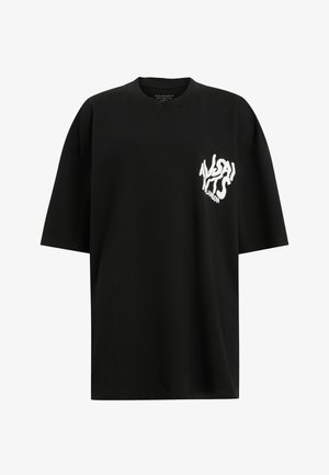 Fekete pamut póló rövid ujjakkal, bal mellen fehér torz logóval. Kerek nyakkivágás, laza fazon, sima textúra.