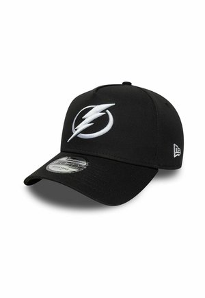 Schwarze Baseballmütze mit einem weißen Blitz-Logo. Aus Stoff gefertigt, mit strukturiertem Design und einem gebogenen Schirm. Verstellbare Größe.
