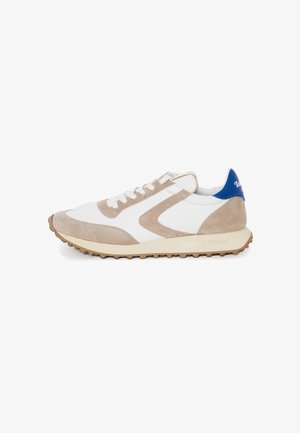 Sneaker con corpo in pelle bianca, dettagli in suede beige, tallone blu e suola in gomma testurizzata. Presentano un classico design con allacciatura per una vestibilità sicura.