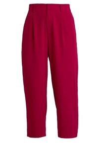 Pantalon taille haute rose vif avec plis, jambe fuselée et texture lisse. Comprend des passants pour ceinture et une coupe classique.