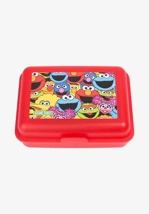 Lunch box in plastica rossa con coperchio colorato raffigurante volti di personaggi dei cartoni animati di Sesame Street. Caratterizzato da motivi vivaci e superficie liscia.
