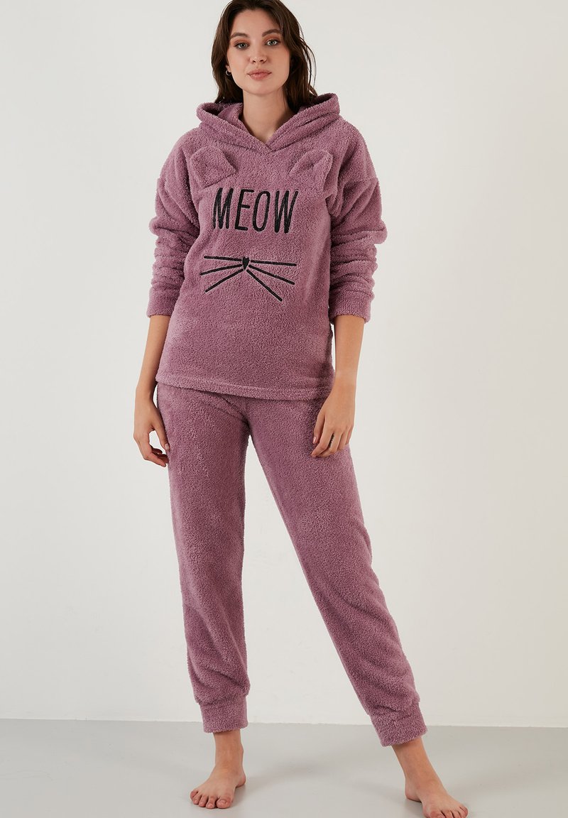 Set de pijamale din fleece de culoare lavandă, cu un hanorac ce are urechi de pisică și imprimeu "MEOW", accentuat de mustăți. Material moale și texturat.