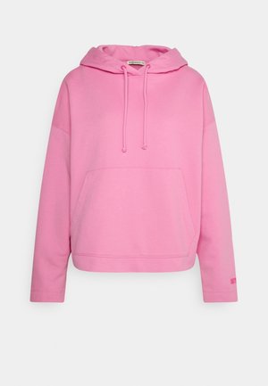 Różowa bluza z kapturem z długim rękawem, przednią kieszenią i sznurkiem w kapturze, jednolity design, luźny fason i małe logo na dolnym lewym rękawie.