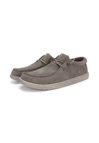 Zapatos estilo mocasín de ante gris con punta redonda, detalles de cordones y suelas de goma texturizada, con un forro a rayas en contraste.