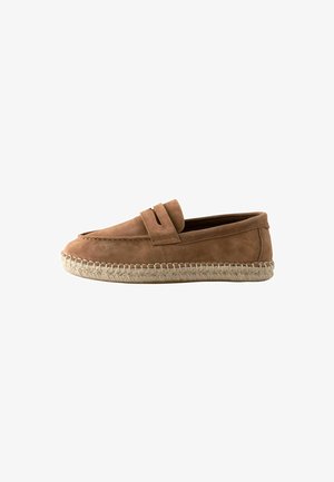 Barna velúr loafer fonott jút espadrille talppal és felső részén pánt részlettel, profilból fehér háttér előtt bemutatva.