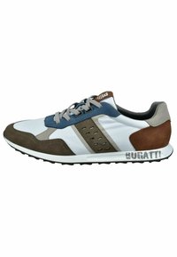 Zapatilla blanca y marrón con acentos en azul y gris. Presenta una parte superior de ante y cuero, diseño perforado y suela de goma con la marca "BUGATTI".