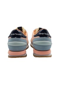 Sergio Tacchini Sneakers mit einer Kombination aus blauen, rosa und Pfirsichfarbenen Materialien, mit einer glatten Textur und Logodetails an der Ferse.