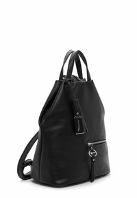 Schwarzer Leder-Rucksack mit glatter Textur, ausgestattet mit einer vorderen Reißverschlusstasche, oberen Tragegriffen und einem abnehmbaren Anhänger.
