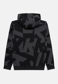 Μαύρο και σκούρο γκρι φούτερ με αφηρημένο γεωμετρ ικό μοτίβο γράμματος, μακριά μανίκια και ελαστικές μανσέτες, εμφανίζεται από την πίσω πλευρά.