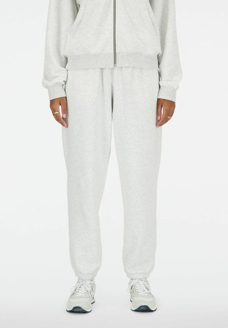 Hellgraues, aus Baumwollmischung bestehendes Trainingsanzugset mit einer Reißverschlussjacke und passenden Hosen; gerippte Bündchen, Seitentaschen und elastischer Bund.