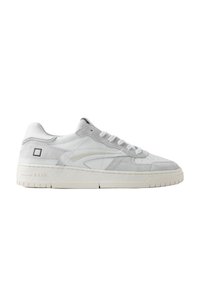 Sneaker grigio chiaro con una combinazione di texture liscia e scamosciata, dotate di lacci bianchi, suola in gomma spessa e branding minimalista.