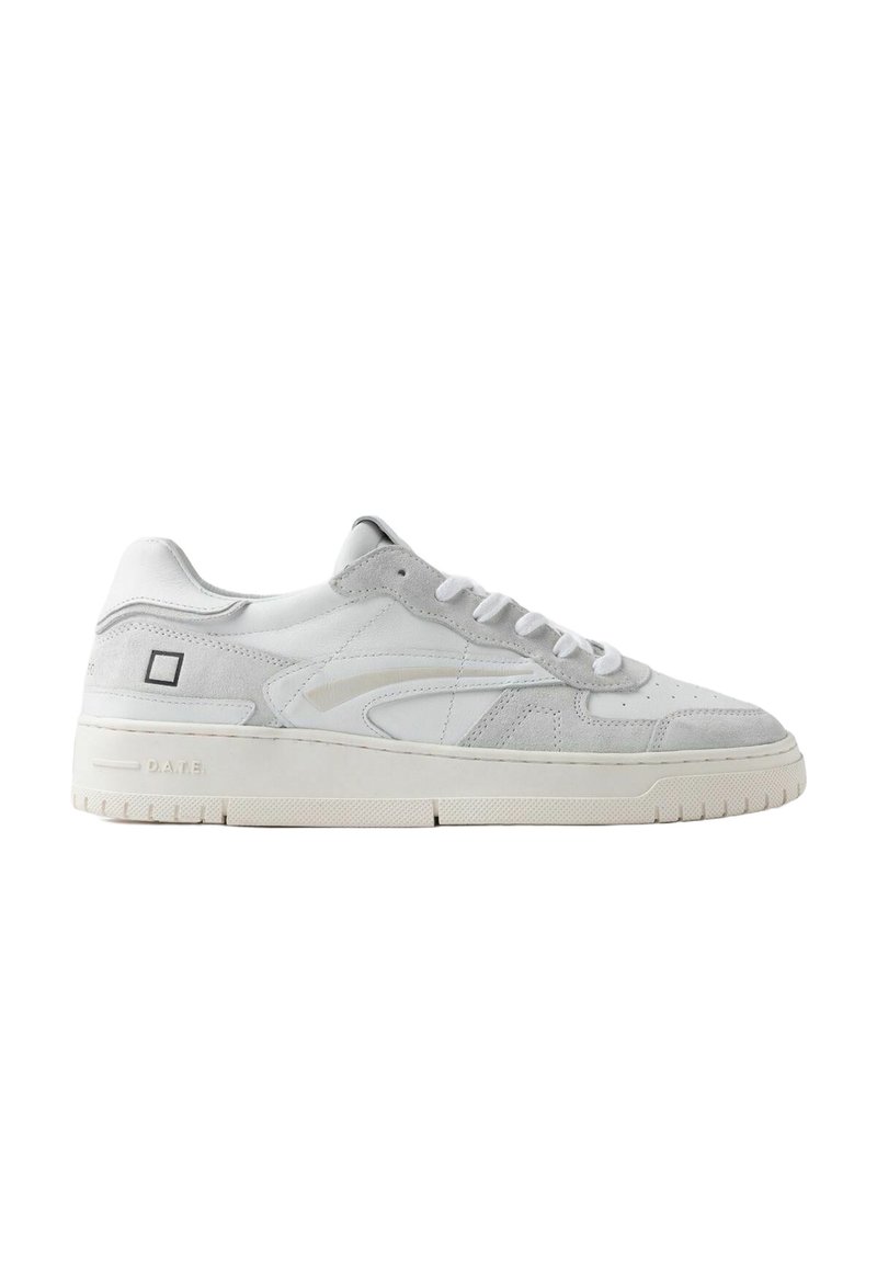 Sneaker grigio chiaro con una combinazione di texture liscia e scamosciata, dotate di lacci bianchi, suola in gomma spessa e branding minimalista.