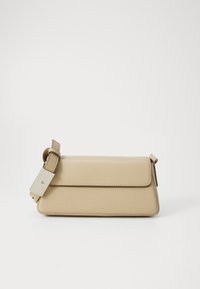 Beige faux skinnveske med klaffelukking, justerbar stropp og minimalistisk design. Har diskret søm og preget merke.