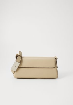 Beige faux skinnveske med klaffelukking, justerbar stropp og minimalistisk design. Har diskret søm og preget merke.