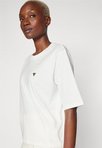 Guess COLETTE BOXY - T-shirt basic - snow cap