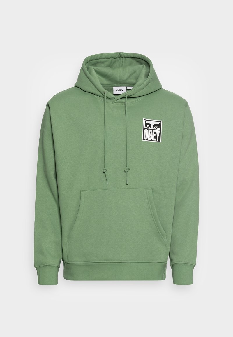 Grön sweatshirt med huva och ficka fram, samt en liten svart-vit "OBEY"-logotyp på vänster bröst, med justerbara snören på huvan.