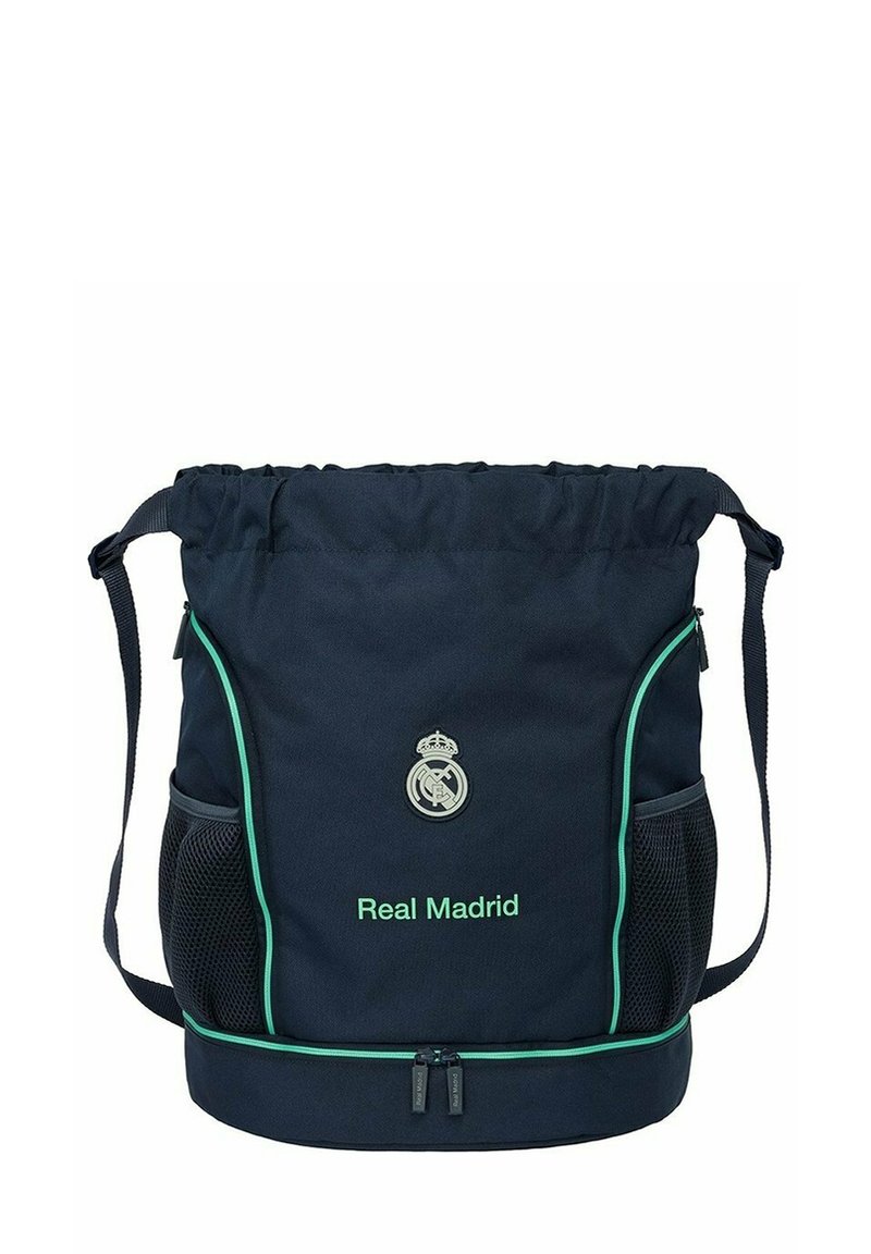 Borsa con coulisse della marina con accenti verdi, caratterizzata dal testo "Real Madrid" e un logo. Include tasche laterali in rete e un compartimento base con zip.