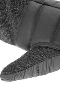 Mitten noire, avec un tissu texturé sur le dessus et un matériau lisse ressemblant à du cuir en dessous. Comprend des coutures accentuées pour une durabilité accrue.