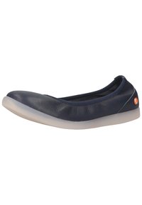 Ballerine in pelle blu navy con punta arrotondata e suola in gomma bianca flessibile. Presentano una parte superiore testurizzata e dettagli cuciti lungo i bordi.