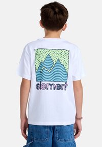 Witte t-shirt met korte mouwen, voorzien van een blauwe en groene bergafbeelding met stippen en de tekst "element" in roze en zwart onderaan.