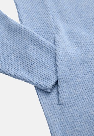 Vaaleansininen ribbineulospaita, jossa näkyvä rakenne ja tekstuuri. Pitkät hihat ja hieman väljä istuvuus. Ei lisätietoja.