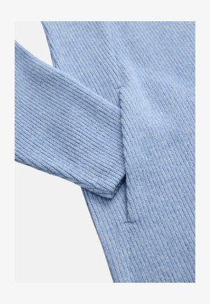 Vaaleansininen ribbineulospaita, jossa näkyvä rakenne ja tekstuuri. Pitkät hihat ja hieman väljä istuvuus. Ei lisätietoja.