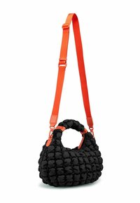 Borsa a tracolla nera in tessuto puffoso con forma arrotondata, dotata di una tracolla regolabile arancione e una superficie testurizzata di materiale arricciato.