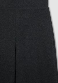 Pantaloni da jogging in pile grigio scuro con una texture liscia, design a gamba larga e vita elasticizzata. Nessun motivo visibile o dettagli hardware.