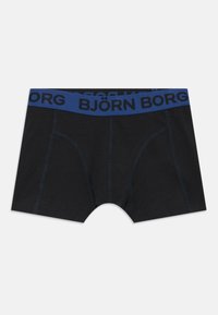 Svarta boxerkalsonger med blå elastisk midja som har texten "BJÖRN BORG", synliga sömdetaljer, lagda platt på vit bakgrund.