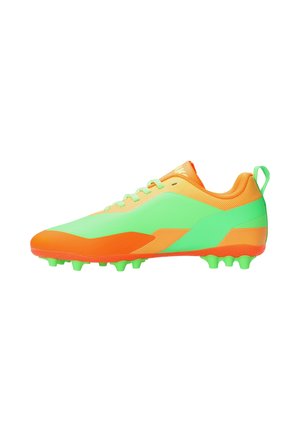 Hellorange und grüner Fußballschuh mit geformten Stollen und Schnürverschluss, seitlich auf weißem Hintergrund dargestellt.